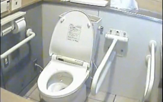 【xvideo】水着ギャルも登場する洋式トイレで全身撮りの覗きフィルム。太ももを出したギャル多目です